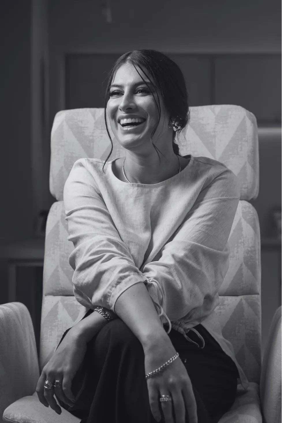 Dra. Priscilla Ruas sentada, sorrindo